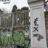Sulla destra costeggiamo il muro perimetrale del comunit� educativa per minori �Annibale di Francia� (ex Villa Grassi) e poco pi� avanti sempre sulla destra ci imbattiamo in un portale grigio in ferro posto tra due pilastri in pietra e colorato in malo modo da alcuni writers